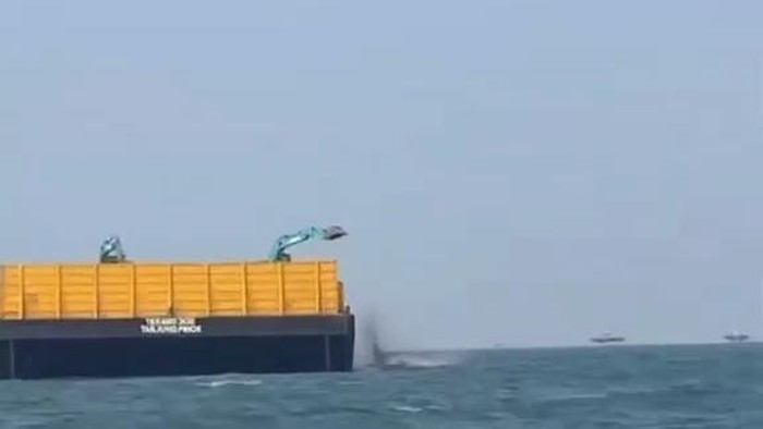 Tangkapan layar video viral kapal tongkang bongkar muatan di tengah laut Banten