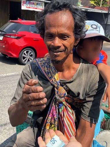 Tanpa bunga dan selempang, aksi mahasiswi lulusan UIN Jogja viral usai berbagi ke pemulung hingga warga di jalanan lewat salaman secara sembunyi.
