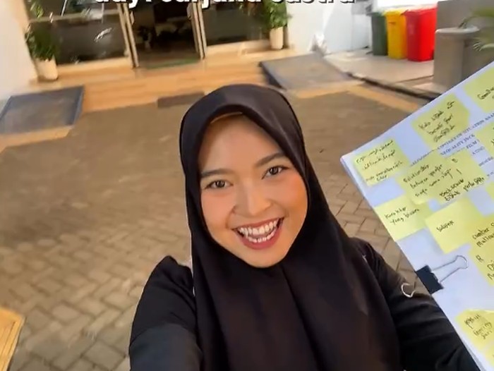 Tanpa bunga dan selempang, aksi mahasiswi lulusan UIN Jogja viral usai berbagi ke pemulung hingga warga di jalanan lewat salaman secara sembunyi.