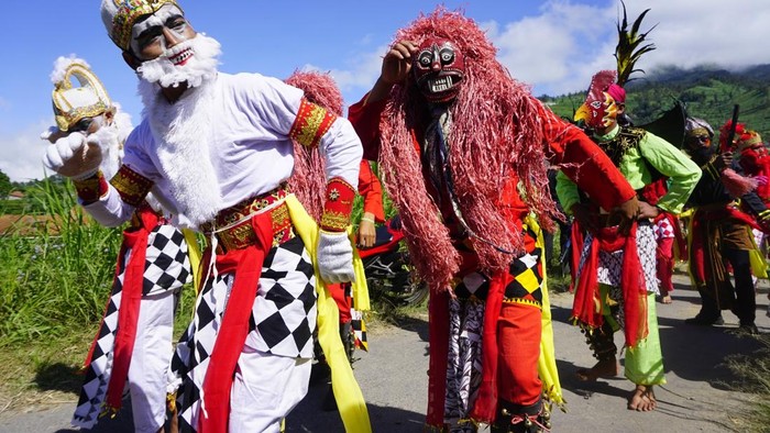 Seni tari Jangkrik Ngenthir dan Campur Bawur.