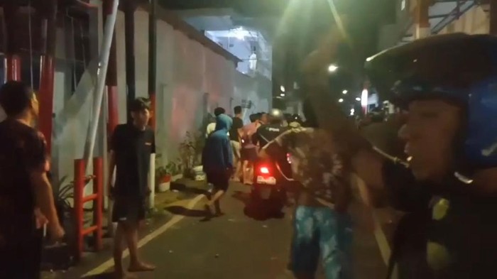 Tawuran antarwarga di Sungai Limboto, Makassar.