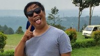 Selain berakting, Temon yang memiliki ketertarikan terhadap musik sempat menjajal dunia tarik suara. Pada tahun 2014, ia merilis sebuah single bernuansa jenaka berjudul Raja Disko dan kerap mengisi musik lucu-lucuan bareng Abdel. (Foto: dok Instagram temontemplar27)