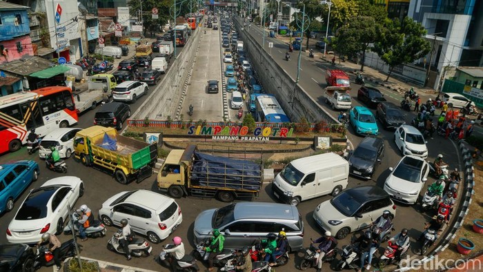 Kendaraan mengular di Jalan Kapten Tendean, Mampang Prapatan, Jakarta Selatan, Selasa (14/7/2026). Kemacetan terjadi setelah JPO rusak ditabrak truk pengangkut alat berat.