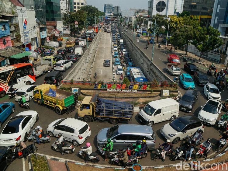 Tendean Macet Parah Usai JPO Ditabrak Truk