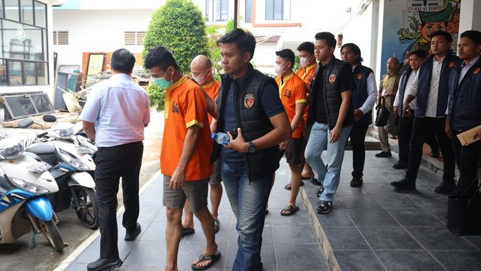 Penyidik Ditreskrimum Polda Kepri menyerahkan empat tersangka dan barang bukti kasus tewasnya Bripda NS kepada Kejari Batam.