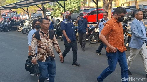 Tiga anggota DPRD TTU dan satu dokter hewan yang intimidasi dokter Icha saat tiba di Mapolda NTT, Selasa (14/7/2026).