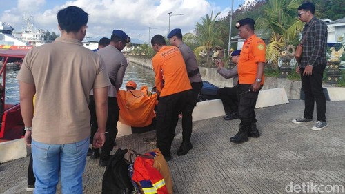 Tim SAR gabungan mengevakuasi jenazah kru kapal MV Shandong De Yu di perairan Benoa, Selasa (14/7/2026).