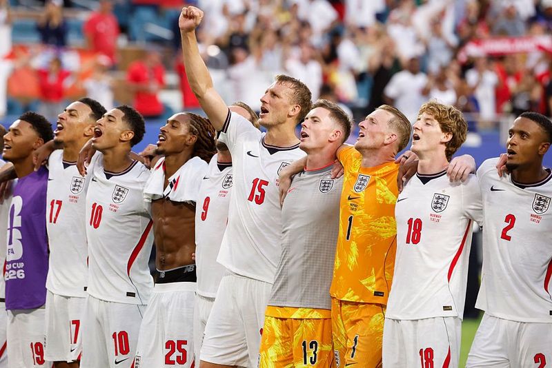 Timnas Inggris MIAMI GARDENS, FLORIDA - JULY 11: Ollie Watkins #19, Morgan Rogers #17, Jude Bellingham #10, Djed Spence #25, Harry Kane, Dan Burn #15, Dean Henderson #13, Jordan Pickford #1, Anthony Gordon #18, Ezri Konsa #2 of England celebrate the victory following the FIFA World Cup 2026 Quarter Final football match between Norway and England at Miami Stadium on July 11, 2026 in Miami Gardens, Florida. (Photo by Jean Catuffe/Getty Images)