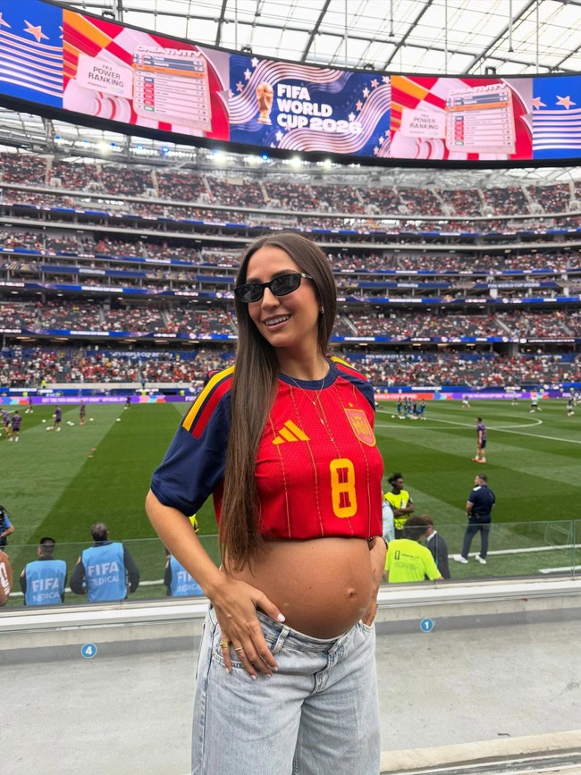 Spanyol, Rosa Pereira, istri Fabián Ruiz yang sedang hamil anak pertama tidak menyurutkan semangatnya datang ke stadion. Rosa pun tak ragu menampilkan perutnya yang membesar dengan jersey crop top. Foto: Instagram @rosaprmgr