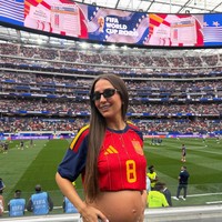 Spanyol, Rosa Pereira, istri Fabián Ruiz yang sedang hamil anak pertama tidak menyurutkan semangatnya datang ke stadion. Rosa pun tak ragu menampilkan perutnya yang membesar dengan jersey crop top. Foto: Instagram @rosaprmgr