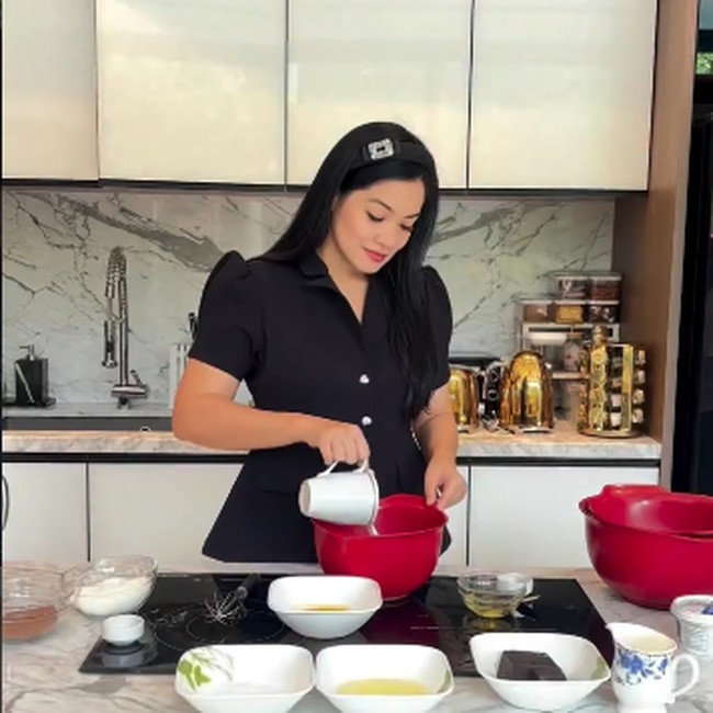 Titi Kamal Hobi Bikin Konten Kulineran, Ini Gayanya Saat Baking hingga Brunch