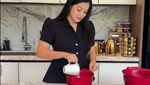 Titi Kamal Hobi Bikin Konten Kulineran, Ini Gayanya Saat Baking hingga Brunch