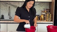 Titi Kamal Hobi Bikin Konten Kulineran, Ini Gayanya Saat Baking hingga Brunch