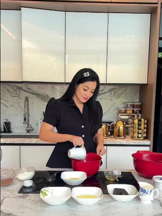 Titi Kamal Hobi Bikin Konten Kulineran, Ini Gayanya Saat Baking hingga Brunch