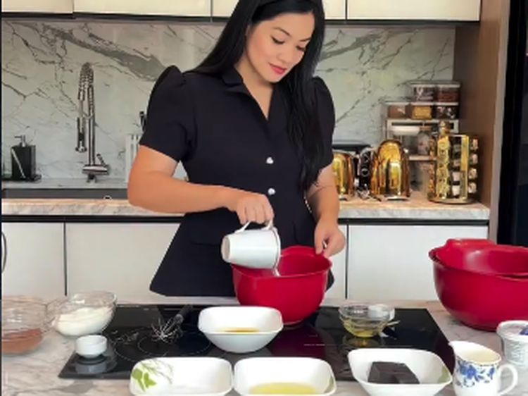 Titi Kamal Hobi Bikin Konten Kulineran, Ini Gayanya Saat Baking hingga Brunch