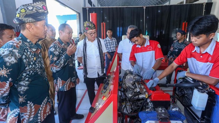 TMMIN Donasikan Mesin Mobil Toyota ke 2 SMK di Lombok