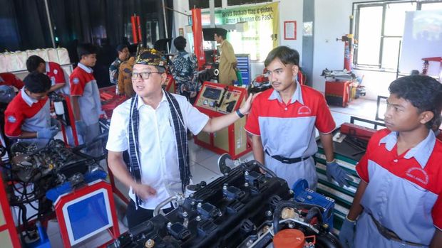 TMMIN Donasikan Mesin Mobil Toyota ke 2 SMK di Lombok
