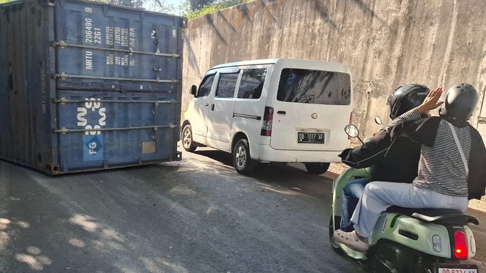 Truk kontainer menabrak seorang warga di Jalan Ir Sutami Makassar.