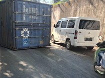 Pemuda Ditabrak Truk Kontainer Saat Tunggu Angkot di Jalan Sutami Makassar