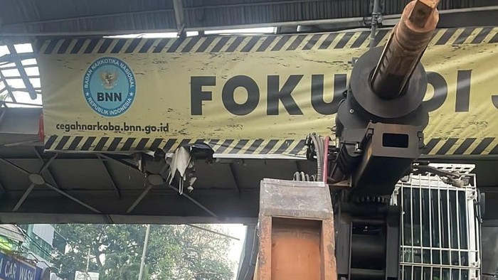 Truk Nyangkut di JPO Tendean Proses Evakuasi, Lalin Arah Blok M Macet (Dok TMC Polda Metro Jaya).
