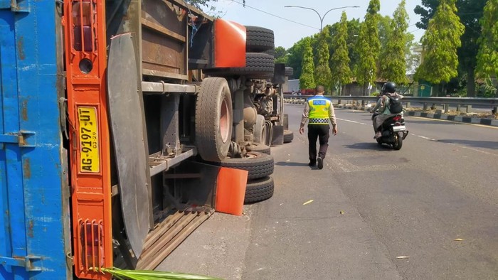 Truk muatan keramik oleng di Jalan Siliwangi, Kalurahan Trihanggo, Kapanewon Gamping, Kabupaten Sleman, Selasa (14/7/2026).