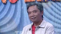 Dia itu adalah pelawaknya pelawak. Karena, dia itu di mana pun selalu bercanda. Di rumah bercanda, di depan teman-temannya bercanda, dalam keadaan apa pun dia selalu bercanda, ungkap Udin Penyok di studio Rumpi, Trans TV, Jakarta Selatan, kemarin. Foto: Channel YouTube Trans TV