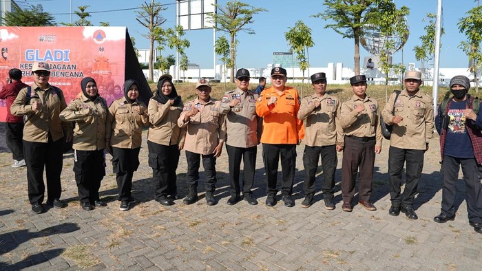 Wali Kota Makassar Munafri Arifuddin berfoto bersama jajaran Dinas Sosial Makassar.