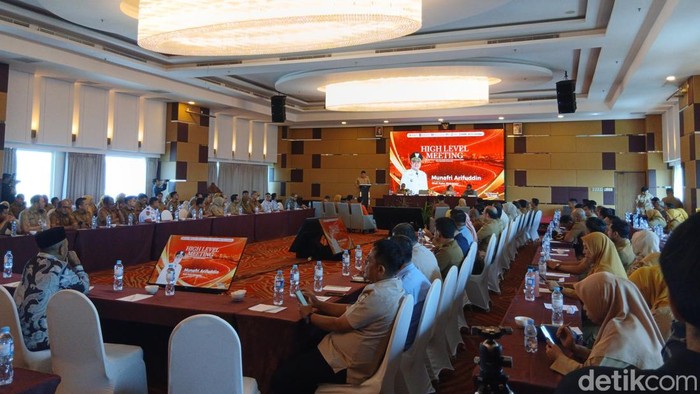 Wali Kota Makassar Munafri Arifuddin saat menghadiri High Level Meeting TP2DD Kota Makassar.