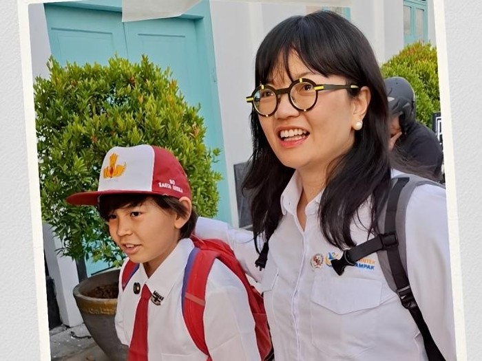 Wamen Stella antarkan anaknya lalui hari pertama sekolah di Indonesia. Ungkap lebih pilih sekolah umum dibandingkan internasional.