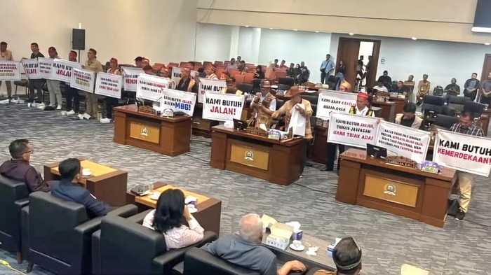 Warga Krayan bawa poster bernada tuntutan di ruangan DPRD Kaltara. (dok Istimewa)