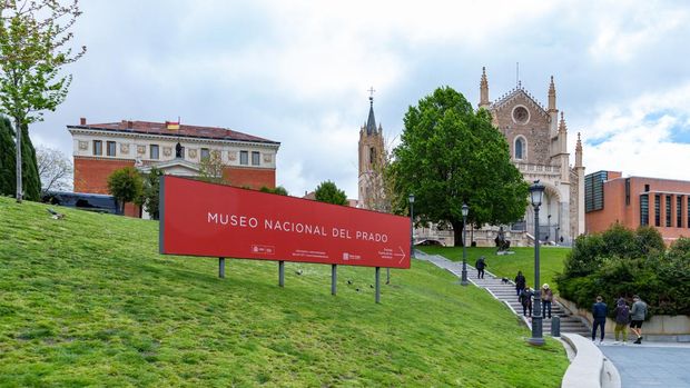 Portal Museum Nacional del Prado dan Gereja Saint Jerome the Royal di belakangnya