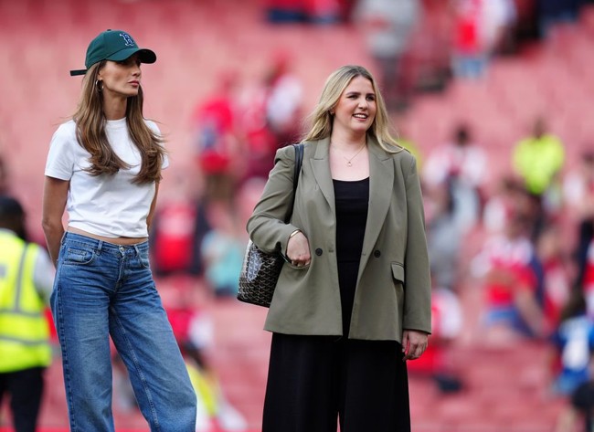 Wanita tersebut menjadi sasaran netizen karena memiliki penampilan yang berbeda dengan kebanyakan WAGs glamour. Foto: PA Images via Getty Images/Mike Egerton - PA Images