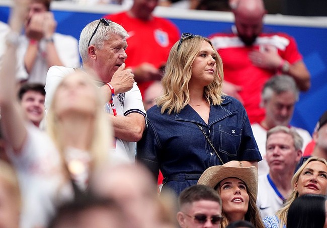 Di Piala Dunia 2026, Lauren Fryer ikut terbang ke AS untuk mendukung Declan Rice. Dalam foto, ia tampak menonton bersama sesama WAG, Megan Pickford. Foto: PA Images via Getty Images/Bradley Collyer - PA Images