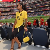 Kemewahan yang lebih refined ditampilkan Deborah Panzokou, istri Thomas Meunier. Ia memilih jersey Belgia yang dimodifikasi dengan detail side lacing bergaya korset sehingga siluetnya tampak lebih feminin. Tas Prada serta aksesori minimalis melengkapi keseluruhan penampilan tanpa terlihat berlebihan. Hasil akhirnya terasa elegan dan mewah, meski belum cukup ikonis untuk menjadi salah satu fashion statement yang paling dikenang dari turnamen ini. (Foto: Instagram)