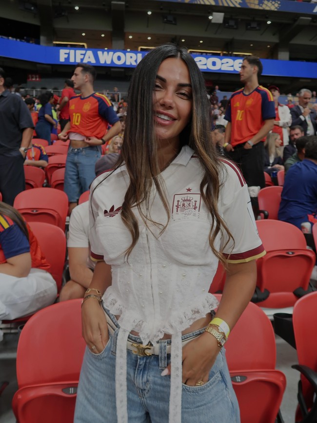 Claudia Rodríguez tampil effortless dengan sentuhan fashion yang tetap terasa kuat. Pasangan Bek Spanyol Marc Cucurella itu mengenakan jersey Spanyol yang dipadukan dengan bustier lace. Meski sederhana, tampilan gaya bertumpuk ini lumayan berhasil mengangkat gaya supporter menjadi lebih modis. (Foto: Instagram)