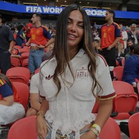 Claudia Rodríguez tampil effortless dengan sentuhan fashion yang tetap terasa kuat. Pasangan Bek Spanyol Marc Cucurella itu mengenakan jersey Spanyol yang dipadukan dengan bustier lace. Meski sederhana, tampilan gaya bertumpuk ini lumayan berhasil mengangkat gaya supporter menjadi lebih modis. (Foto: Instagram)