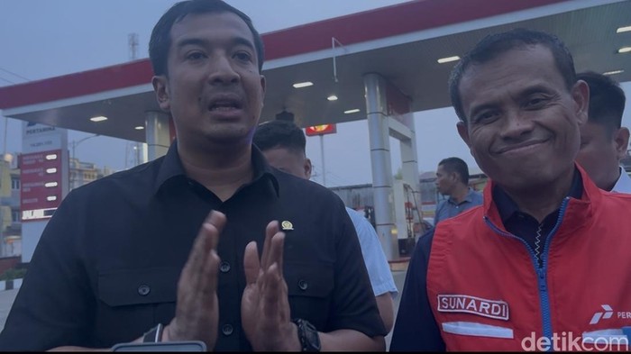 Anggota DPR RI Ade Jona Bersama GM Pertamina Sumbagut usai sidak BBM di SPBU Medan. (Foto: Kartika Sari/detikSumut).