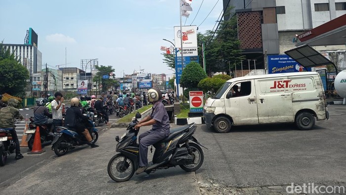 Antrean kendaraan di salah satu SPBU Kota Medan.