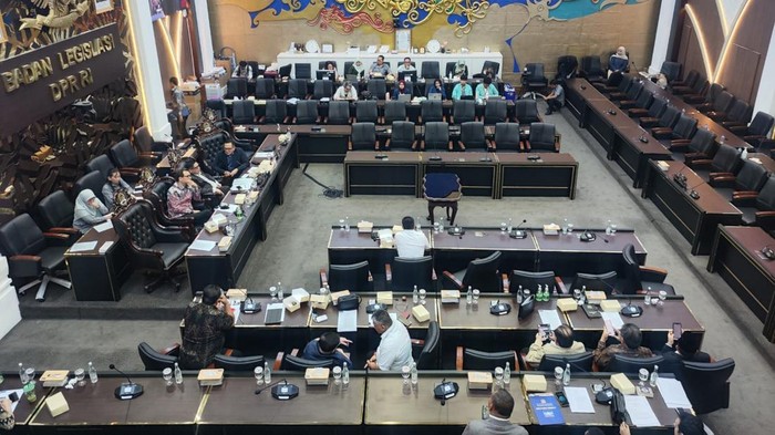 Baleg DPR menggelar rapat pleno pengambilan keputusan terhadap RUU Satu Data Indonesia untuk jadi usul inisiatif DPR. Hasilnya, seluruh fraksi setuju RUU tersebut dibawa ke paripurna untuk disahkan jadi usul inisiatif DPR, Rabu (15/7/2026).