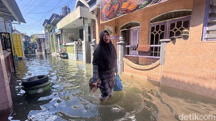 Banjir Rob Rendam Sekolah-Puluhan Rumah Warga di Surabaya