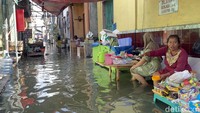 Sementara warga beraktivitas seperti biasa dengan mengenakan sandal dan menggulung pakaiannya.