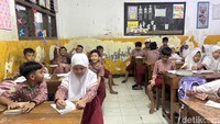 Puluhan siswa tetap mengikuti kegiatan Masa Pengenalan Lingkungan Sekolah (MPLS) meski kelas terendam banjir rob.