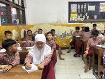 MPLS di Tengah Banjir Rob, Siswa Surabaya Sekolah Pakai Sandal