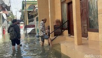 Pantauan detikJatim, banjir rob juga merendam puluhan rumah warga hingga masjid di kawasan tersebut.