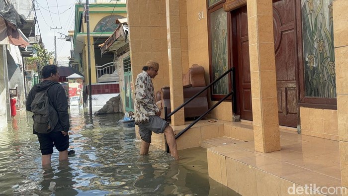 Banjir Rob Rendam Sekolah-Puluhan Rumah Warga di Surabaya