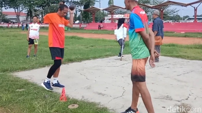 Beberapa atlet paralimpik berlatih di Sport Center Indramayu, Rabu (15/7/2026).