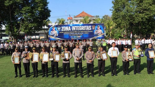 Belasan penghargaan/prestasi tingkat provinsi maupun nasional yang diraih Polres Tabanan di bawah kepemimpinan AKBP I Putu Bayu Pati. (Dok. Polres Tabanan)