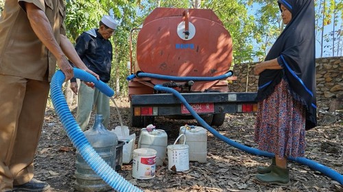 BPBD Dompu mendistribusikan air bersih kepada warga terdampak kekeringan di Lingkungan Ginte, Kelurahan Kandai 2, Kecamatan Woja, Dompu, NTB. (Foto: Dok. BPBD Dompu)