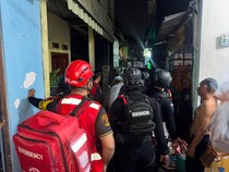 Brimob Polda Metro Bantu Padamkan Kebakaran Saat Patroli Malam di Bekasi