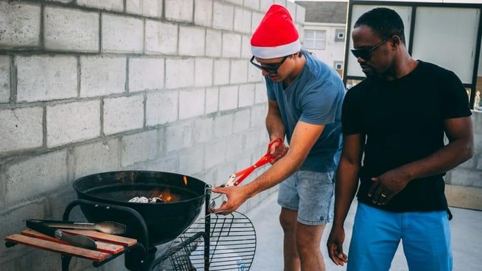 Bukan Pacar Sewaan, Kini Ada Jasa Temani BBQ-an dan Panggang Daging